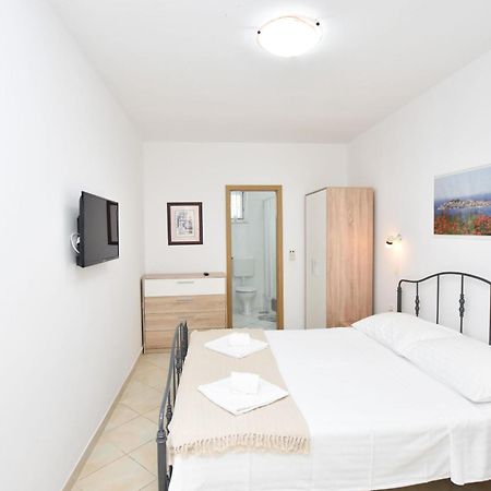 Apartments Eva Примоштен Экстерьер фото