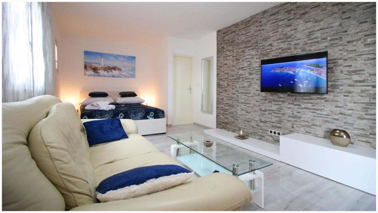 Apartments Eva Примоштен Экстерьер фото